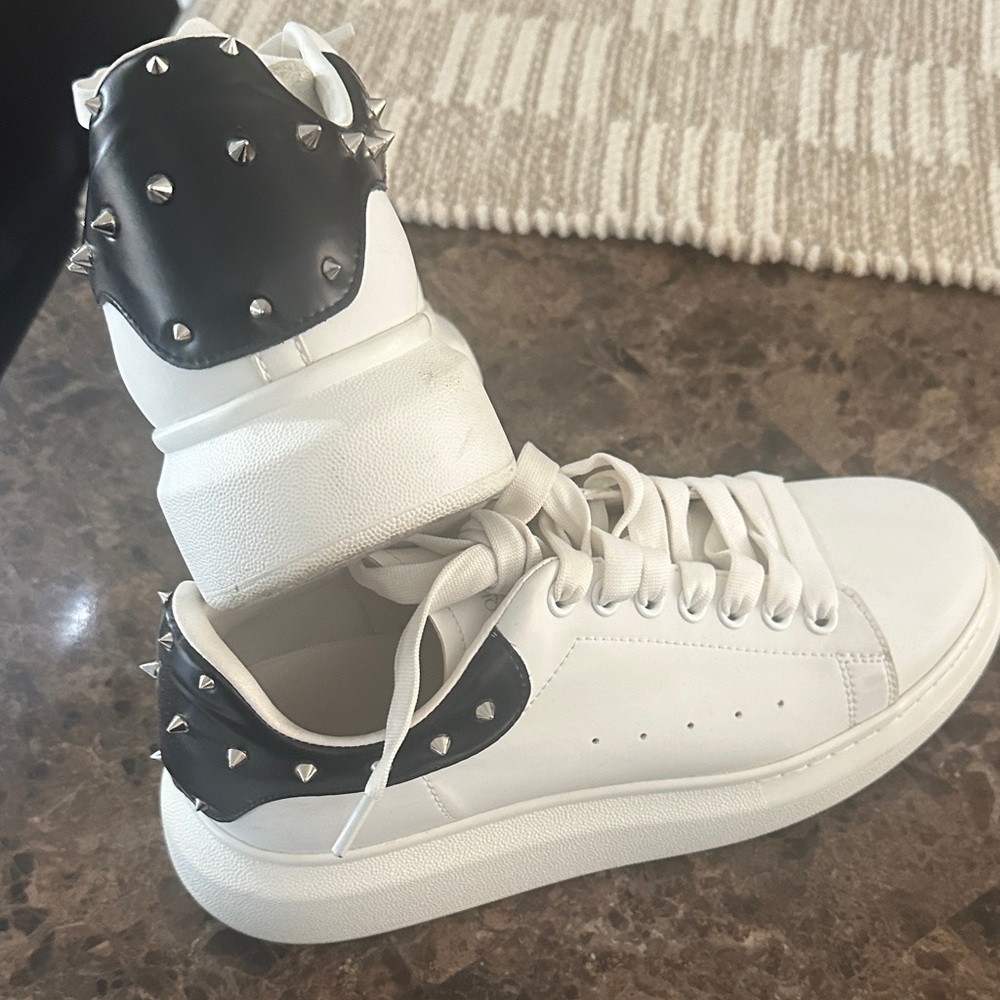 Alexander Mcqueen mens leather sneakers with Stud Details - Picture 3 of 10